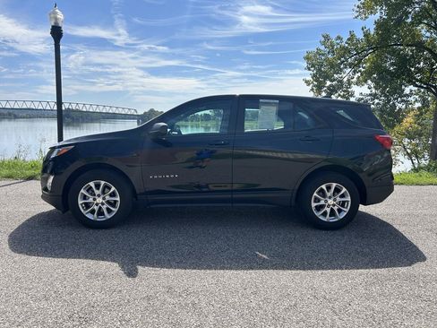 Used 2021 Chevrolet Equinox LS FWD image 2