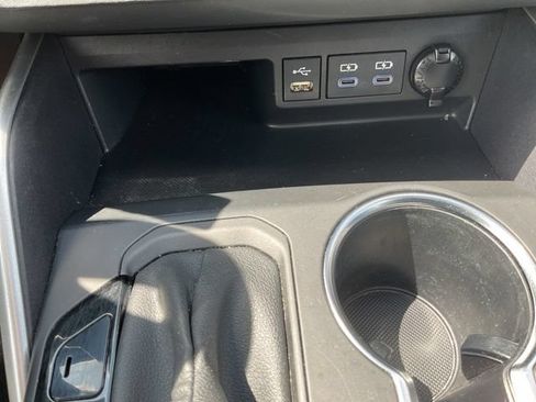 Used 2022 Toyota Highlander XLE AWD/4WD image 33