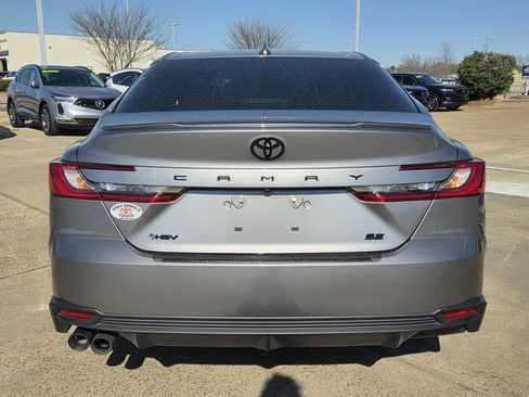Used 2025 Toyota Camry SE w/ Convenience Package FWD image 4