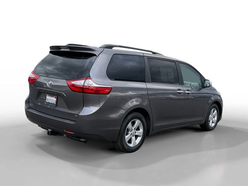 Used 2017 Toyota Sienna LE image 5