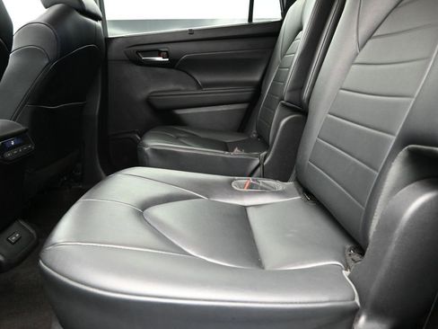 Used 2023 Toyota Highlander XLE image 18