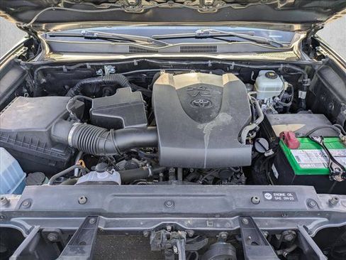Used 2018 Toyota Tacoma TRD Off-Road w/ Technology Package AWD/4WD image 22