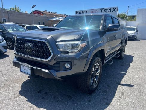 Used 2018 Toyota Tacoma TRD Sport w/ Technology Package AWD/4WD image 2