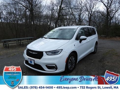 Used 2023 Chrysler Pacifica Touring-L FWD image 1