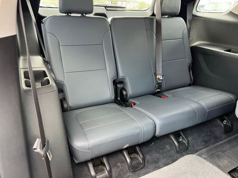 Used 2021 Chevrolet Traverse LT image 18