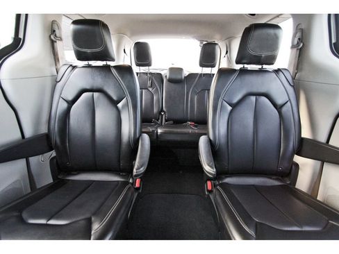 Used 2023 Chrysler Pacifica Touring-L FWD image 14