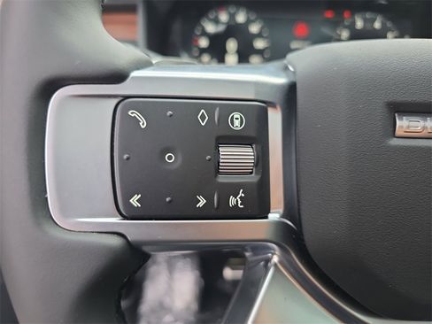 New 2025 Land Rover Discovery Dynamic SE image 18