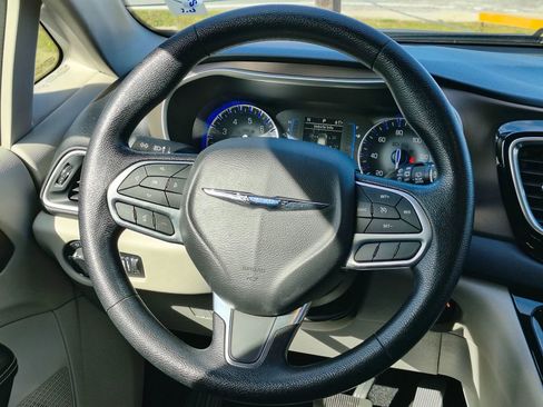 Used 2020 Chrysler Voyager Lxi image 15