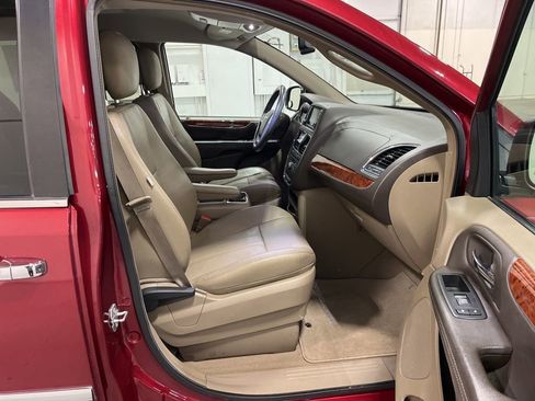 Used 2016 Chrysler Town & Country Touring w/ Driver Convenience Group FWD image 29