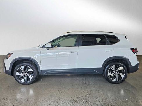 Used 2025 Volkswagen Taos SE AWD/4WD image 6