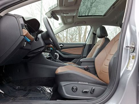 Certified 2025 Volkswagen Jetta SEL image 12