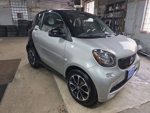 Used 2016 smart fortwo passion RWD image 8