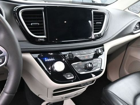 Used 2023 Chrysler Pacifica Touring-L FWD image 20