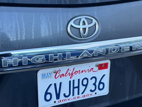 Used 2012 Toyota Highlander SE w/ Tow Pkg image 7