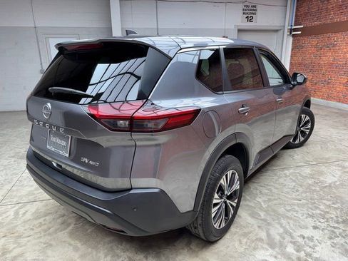 Used 2023 Nissan Rogue SV image 4