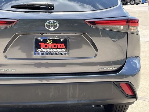 Used 2025 Toyota Highlander XLE AWD/4WD image 6