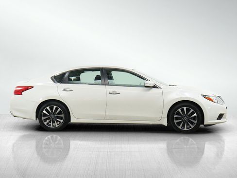 Used 2016 Nissan Altima 2.5 SV w/ Convenience Package FWD image 6
