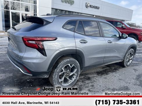 Used 2025 Chevrolet Trax LT w/ LT Convenience Package image 10