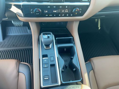 New 2025 Nissan Pathfinder Platinum w/ Black Appearance Package image 19