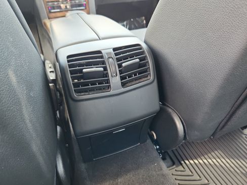 Used 2011 Mercedes-Benz E 550 4MATIC Sedan image 32