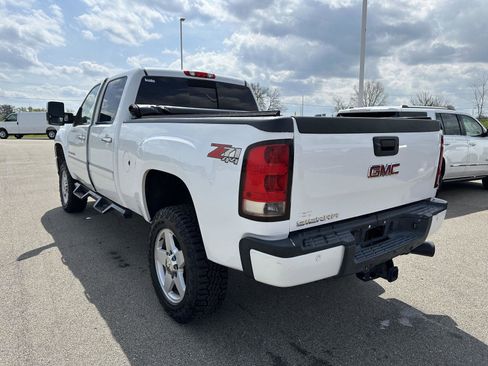 Used 2011 GMC Sierra 2500 Denali w/ Suspension Package, Off-Road AWD/4WD image 3
