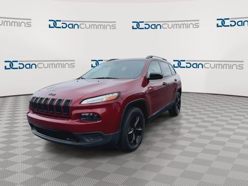 Used 2017 Jeep Cherokee Sport w/ Cold Weather Group AWD/4WD image 4