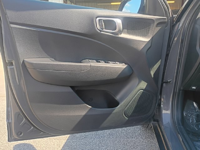 Used 2025 Hyundai Venue SEL FWD image 11
