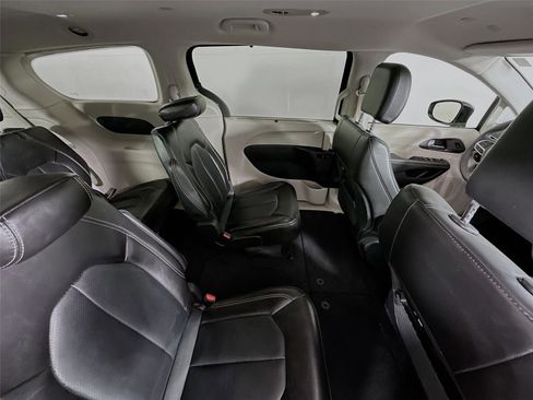Used 2024 Chrysler Pacifica Touring-L FWD image 27