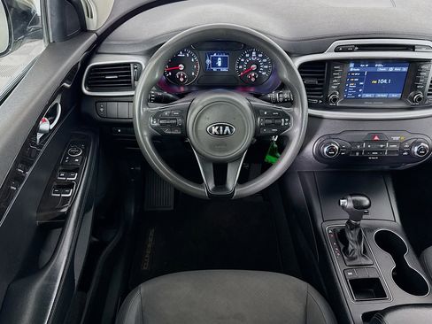 Used 2018 Kia Sorento LX image 16