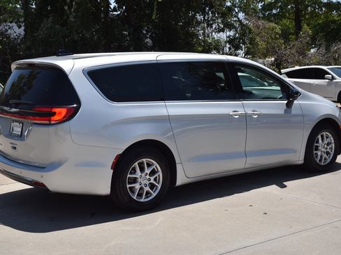 Used 2024 Chrysler Pacifica Touring-L FWD image 7