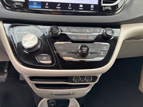 Used 2024 Chrysler Pacifica Touring-L image 24