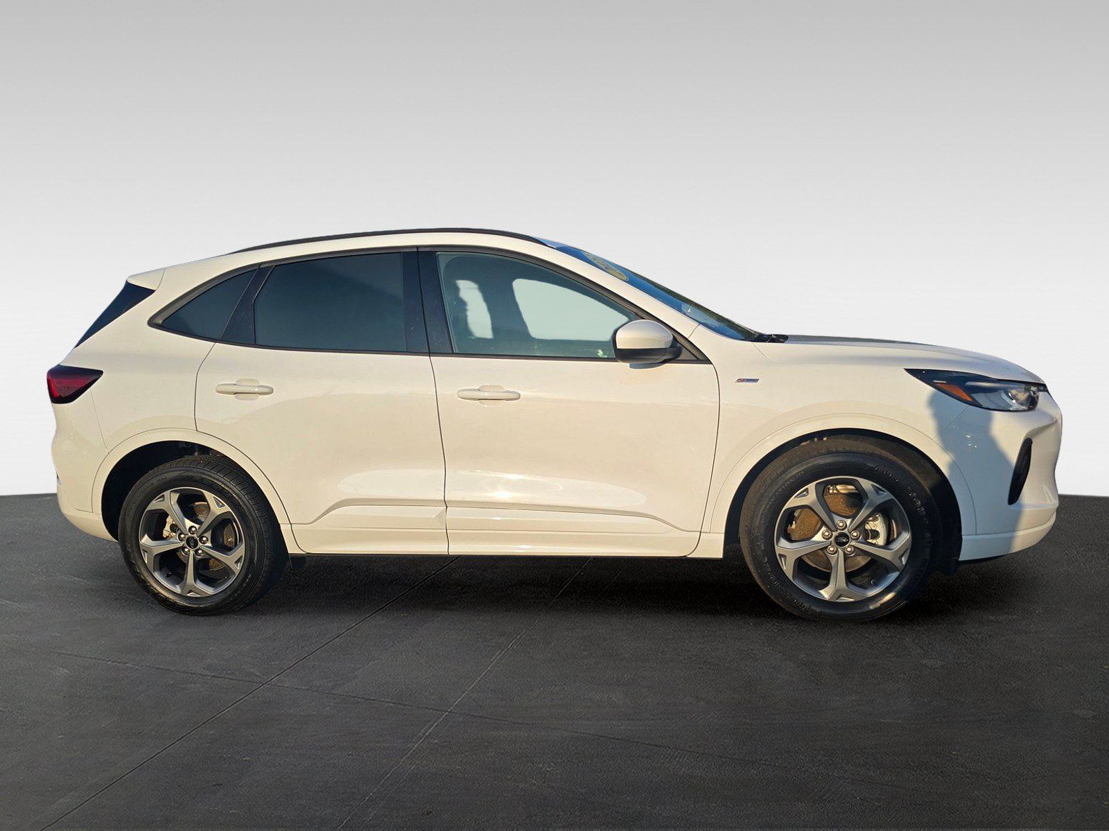 Used 2023 Ford Escape ST-Line Select AWD/4WD image 2