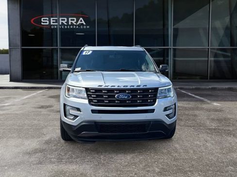 Used 2017 Ford Explorer XLT w/ Equipment Group 202A AWD/4WD image 8