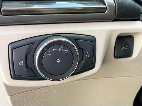 Used 2018 Ford Fusion SE w/ Fusion SE Technology Package image 10