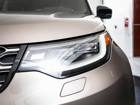 Certified 2024 Land Rover Discovery Metropolitan Edition image 15