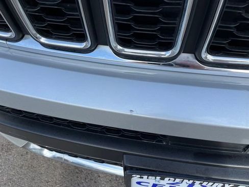 Used 2023 Jeep Grand Cherokee L Laredo image 2