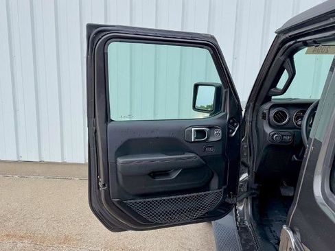 Used 2018 Jeep Wrangler Unlimited Sahara AWD/4WD image 14