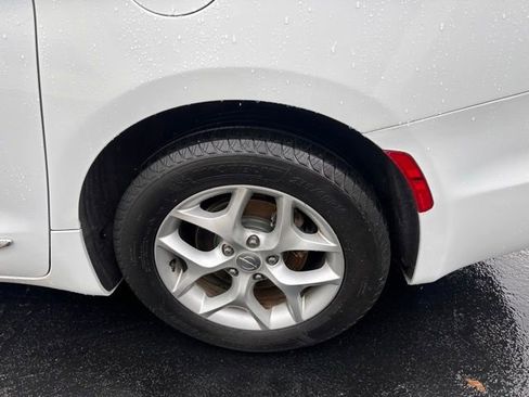 Used 2020 Chrysler Pacifica Touring-L image 22