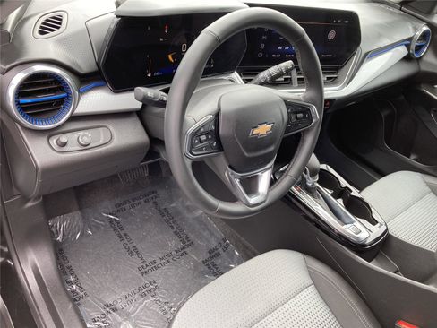 Used 2025 Chevrolet Trax LT w/ LT Convenience Package image 10