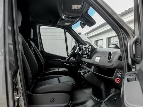 Used 2025 Mercedes-Benz Sprinter 2500 image 21