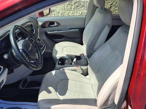 Used 2018 Chrysler Pacifica Touring-L w/ Premium Audio Group FWD image 5