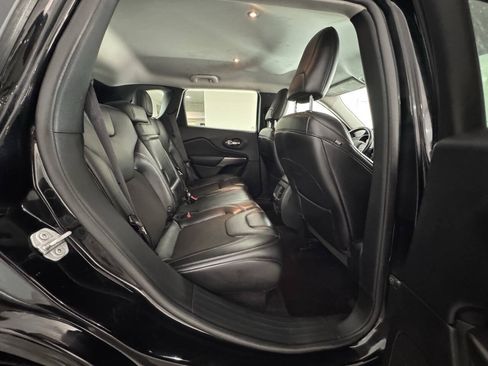 Used 2019 Jeep Cherokee Latitude Plus w/ Cold Weather Group AWD/4WD image 24