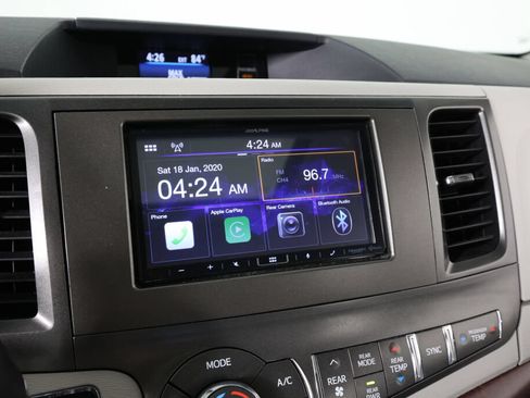 Used 2014 Toyota Sienna XLE w/ XLE Premium Package FWD image 32
