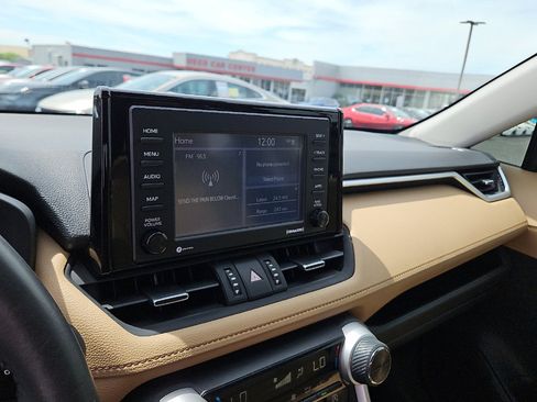 Used 2020 Toyota RAV4 XLE Premium FWD image 17