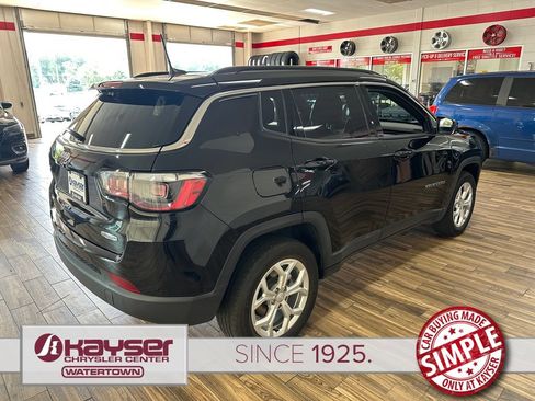 Used 2024 Jeep Compass Latitude AWD/4WD image 5