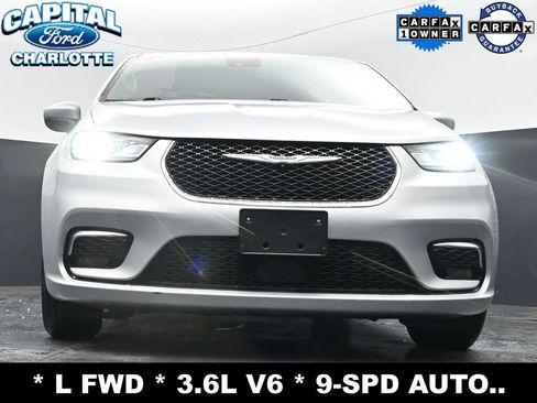 Used 2023 Chrysler Pacifica Touring-L FWD image 20