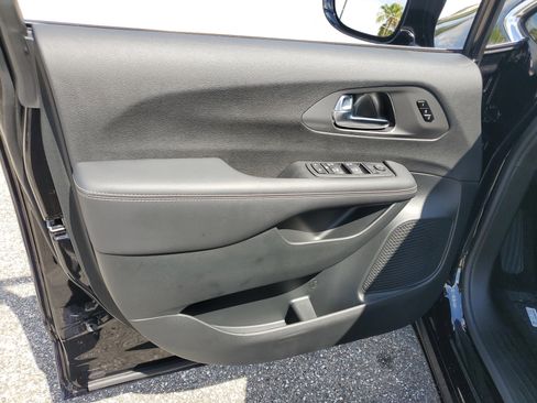 New 2026 Chrysler Pacifica Select image 12