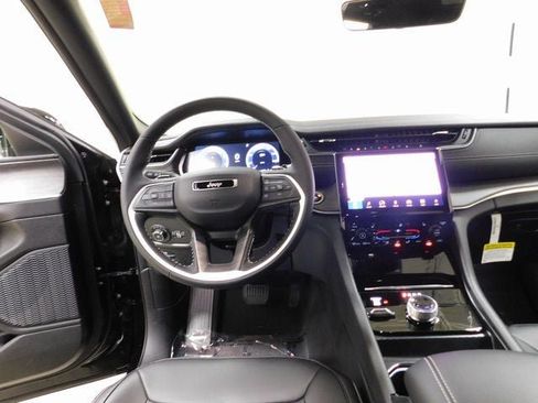New 2025 Jeep Grand Cherokee Limited w/ Black Appearance Package image 8