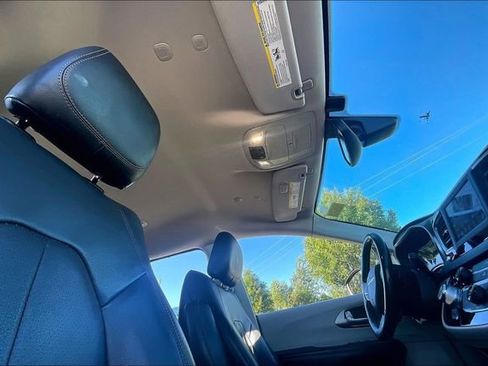 Used 2020 Chrysler Pacifica Touring-L image 22