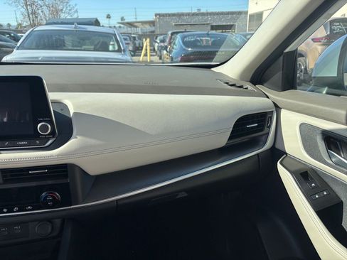 Used 2025 Nissan Rogue SV image 37